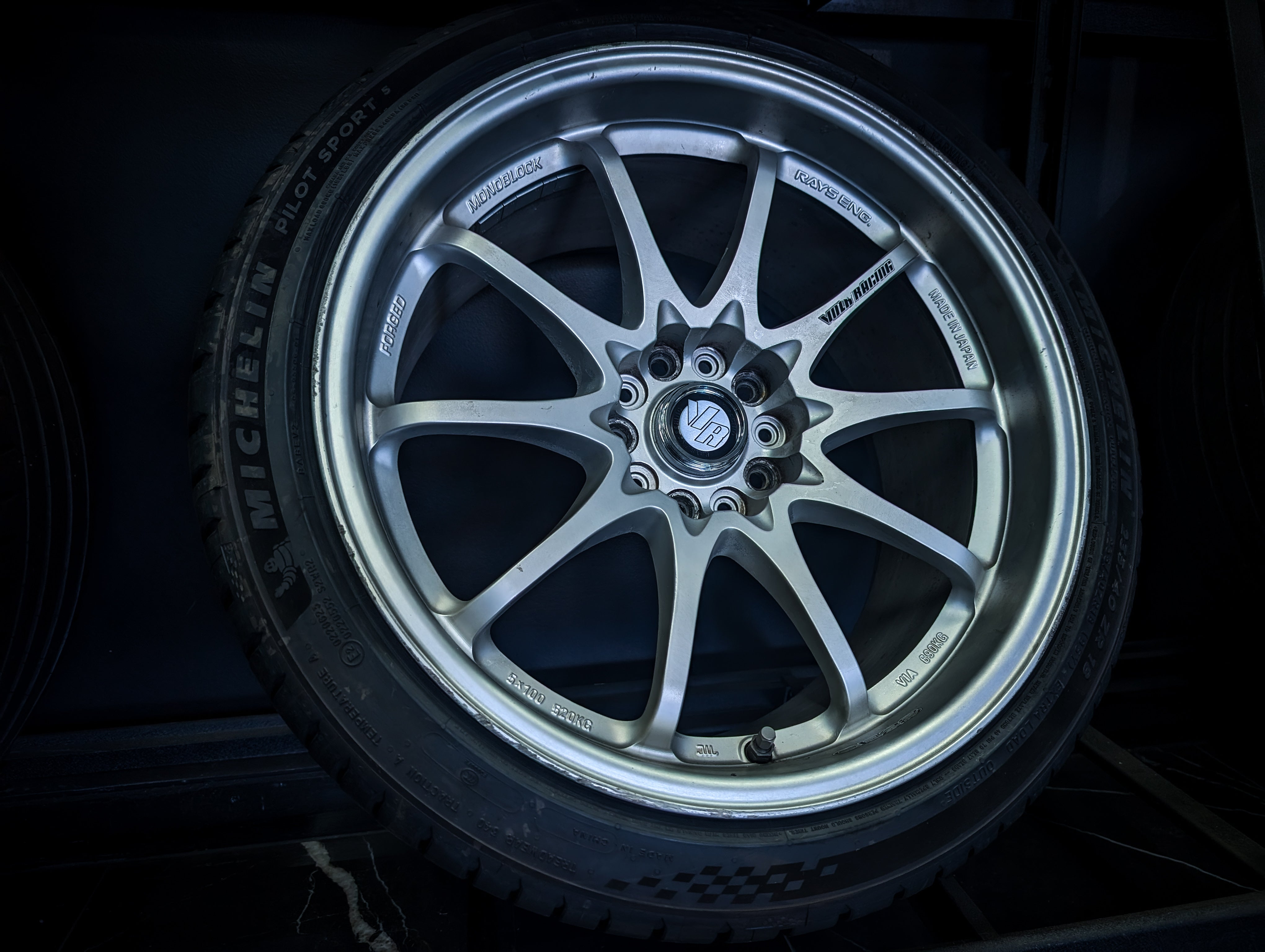 VR Limited Edition Volk Rays Style Silver Centre Caps