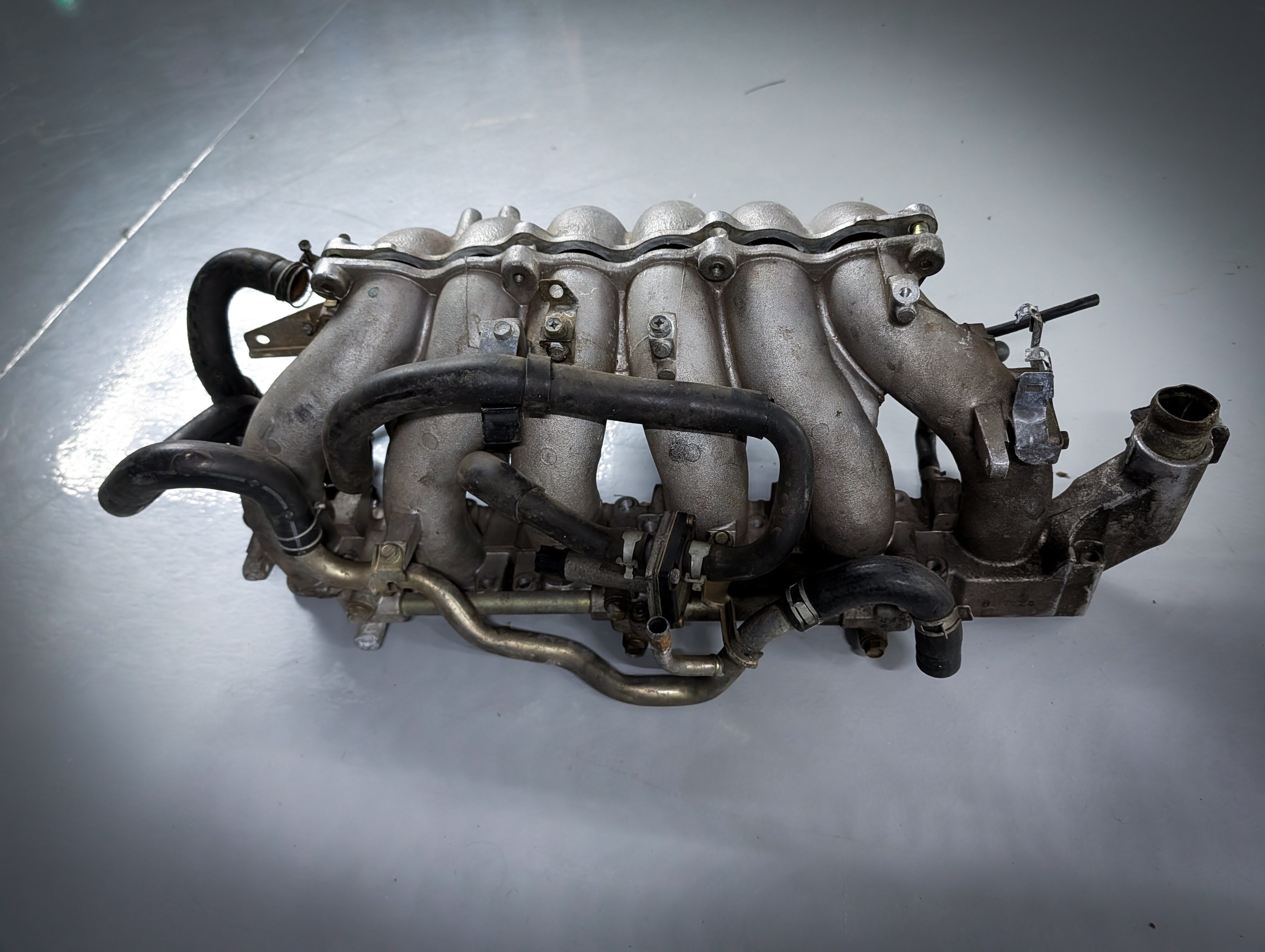 NISSAN Skyline R33 RB25 DET Intake Manifold (Missing Centre Bolts)