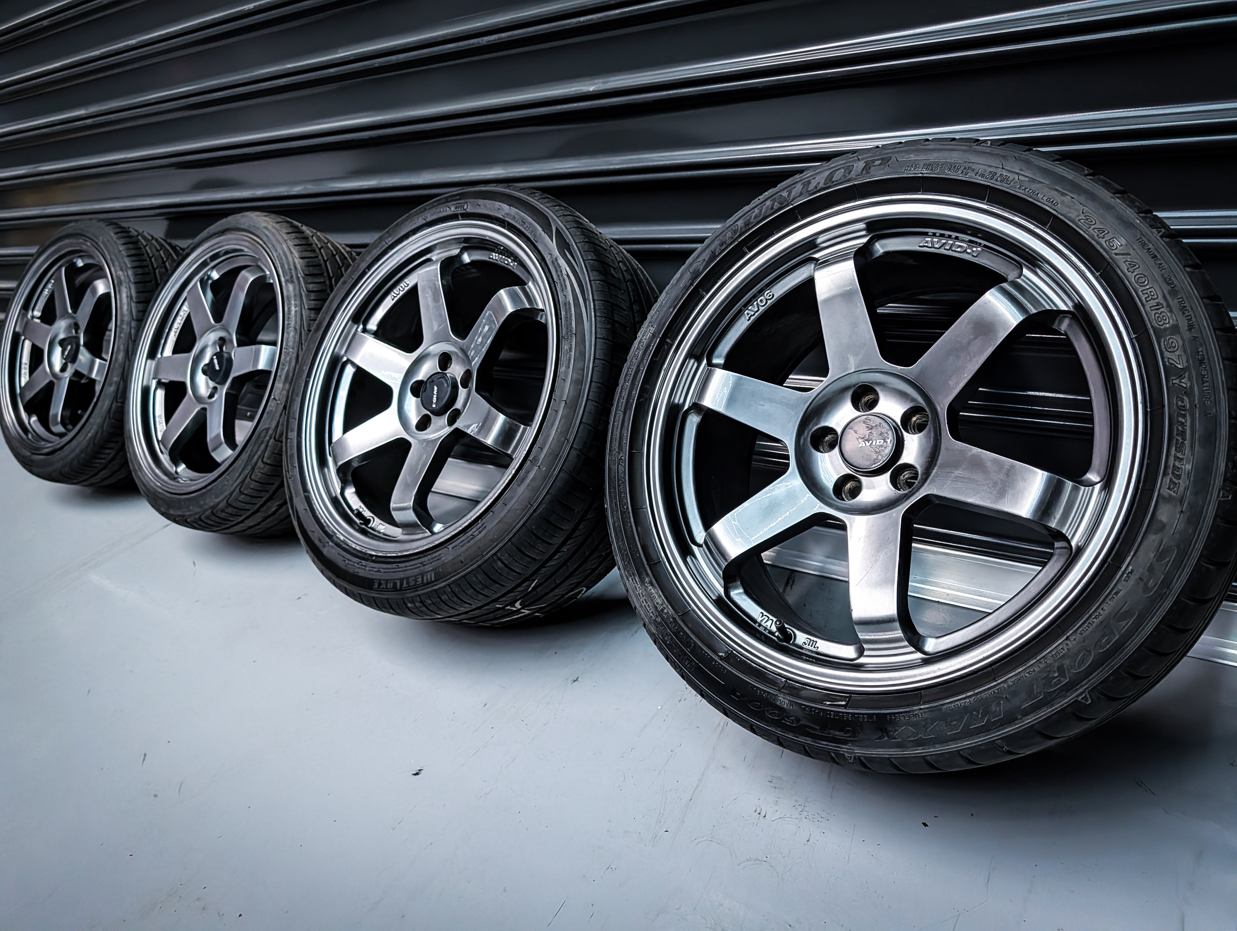 18" AVID 01 Gunmetal Staggered Wheels x 4