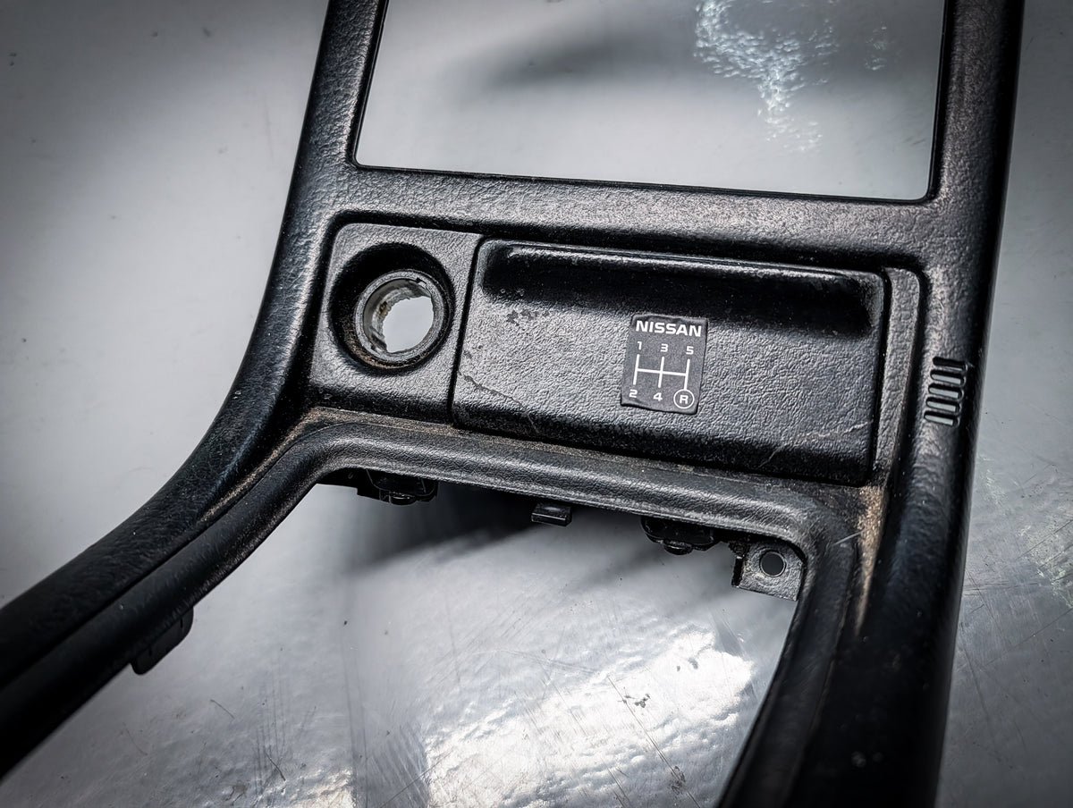 R32 Skyline Manual Centre Dash/Radio Surround and Coin Tray