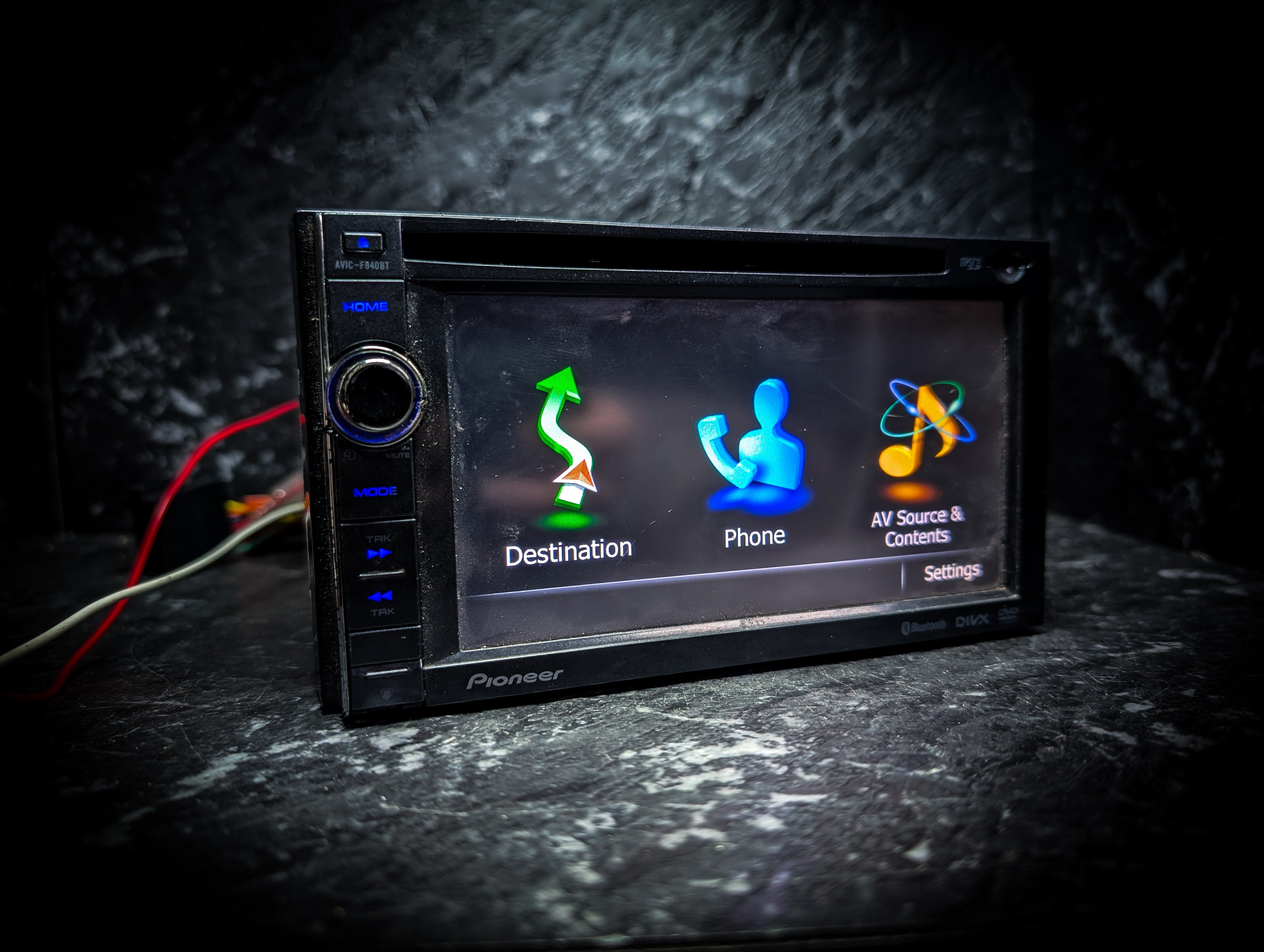 PIONEER Bluetooth/Navigation Touchscreen Double Din Car Stereo ( missing cables )