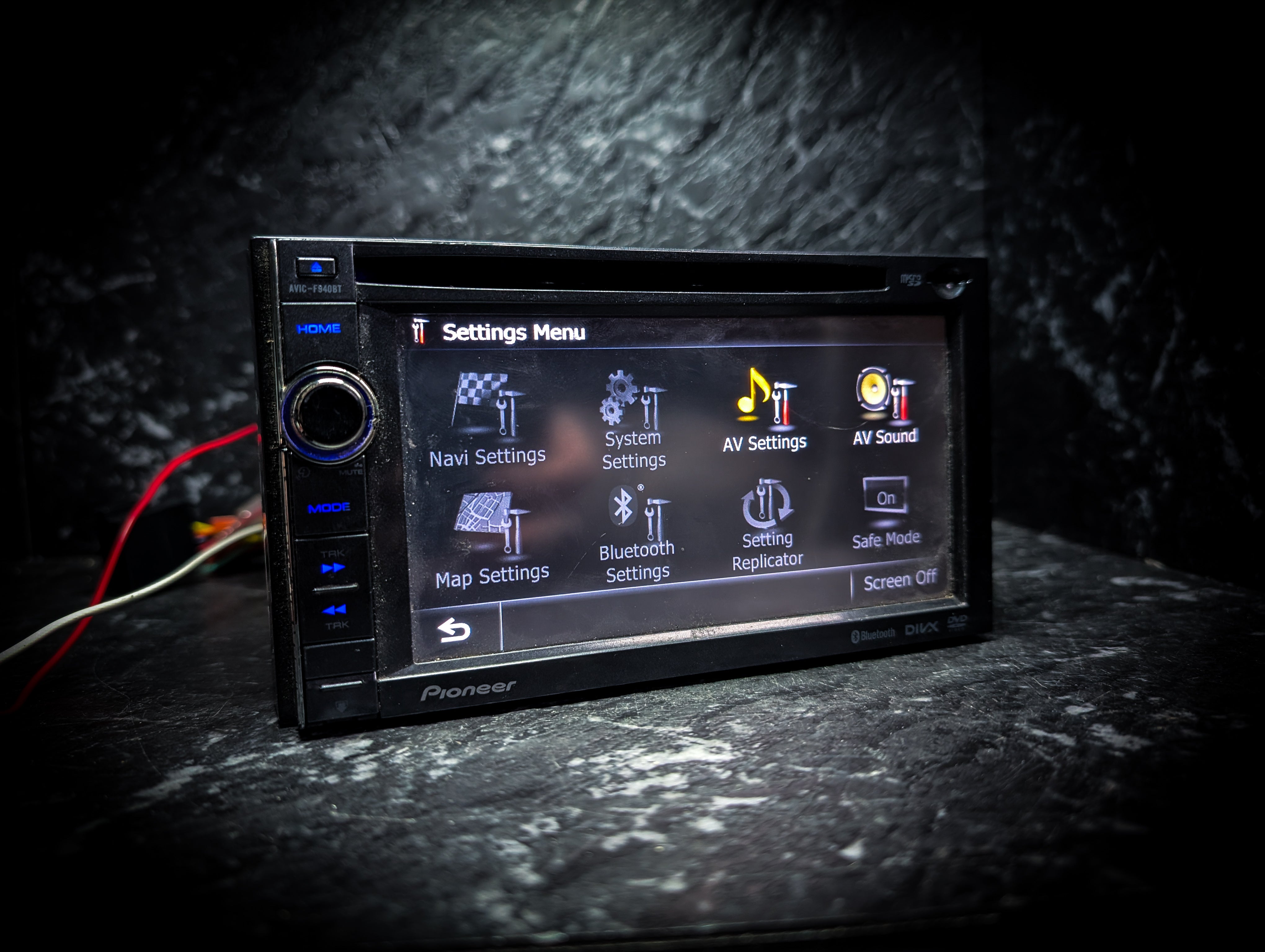 PIONEER Bluetooth/Navigation Touchscreen Double Din Car Stereo ( missing cables )