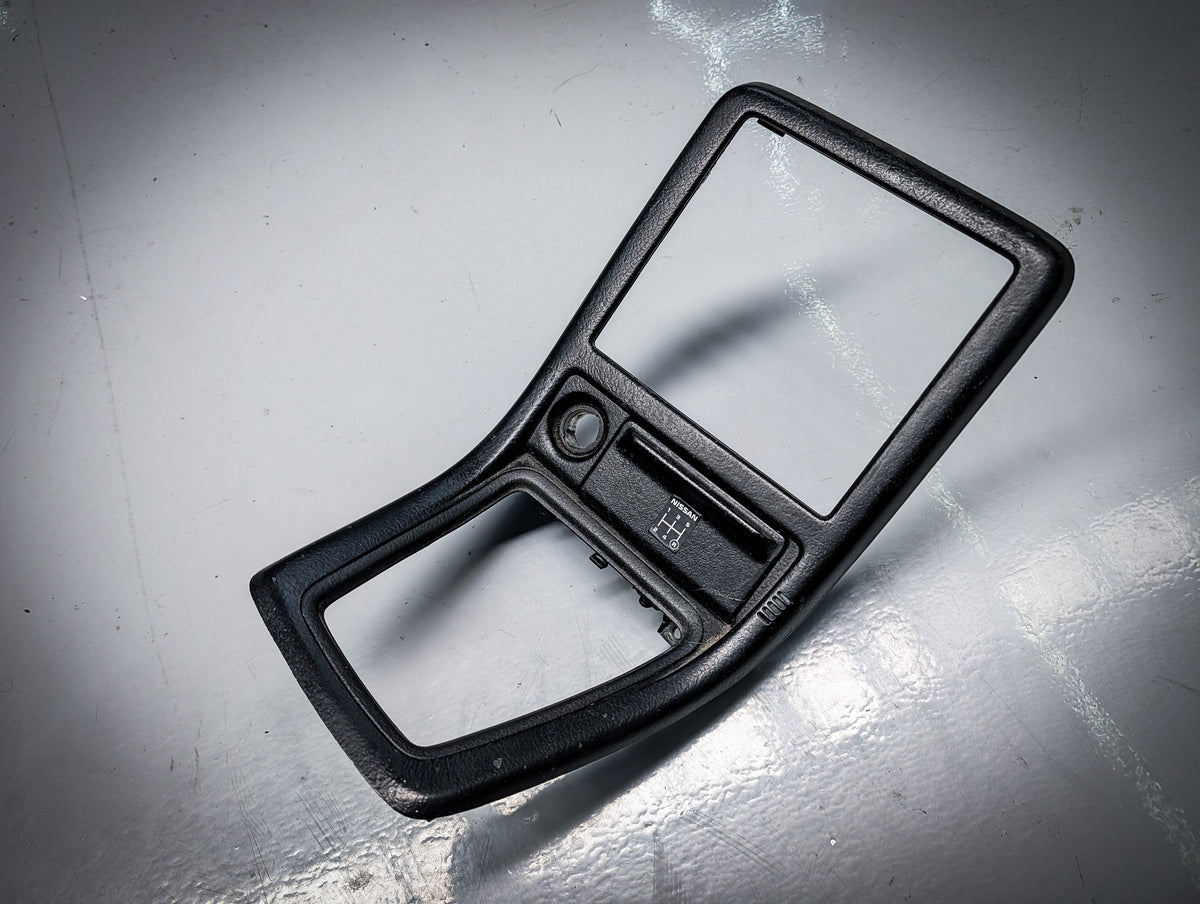R32 Skyline Manual Centre Dash/Radio Surround and Coin Tray